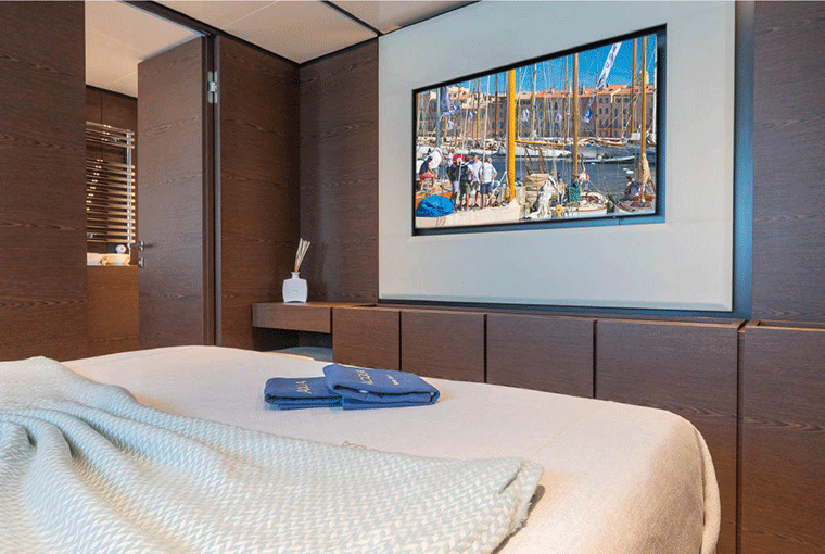 Custom Line Navetta 33